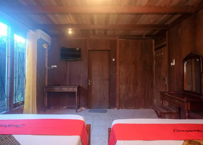 RedDoorz @ Omah Kayu Homestay