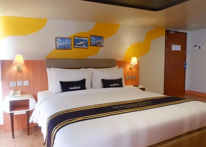 Doulos Phos The Ship Hotel